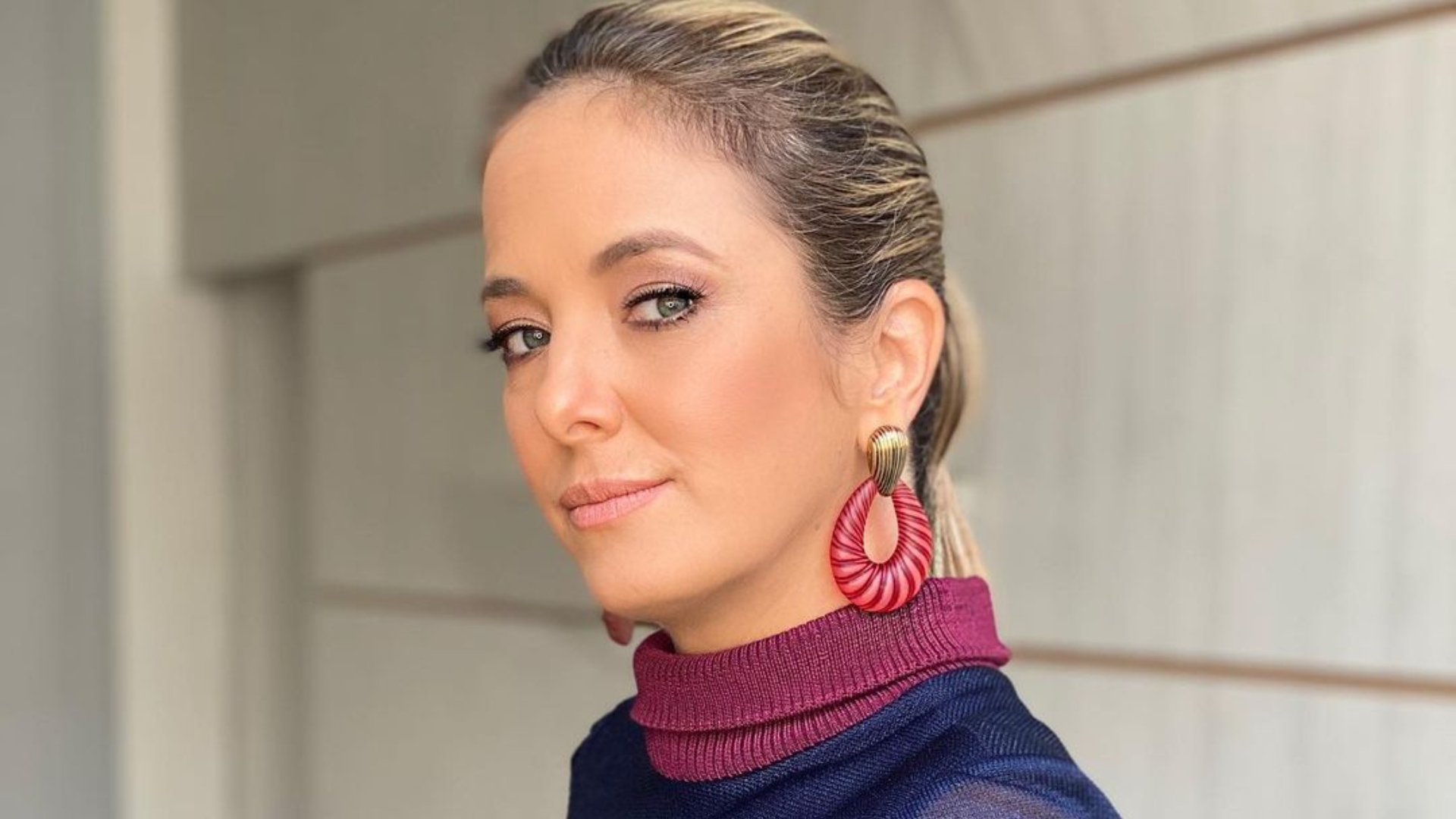 Ticiane Pinheiro usa maquiagem com detalhes em rosa e conquista aprovação de seguidores