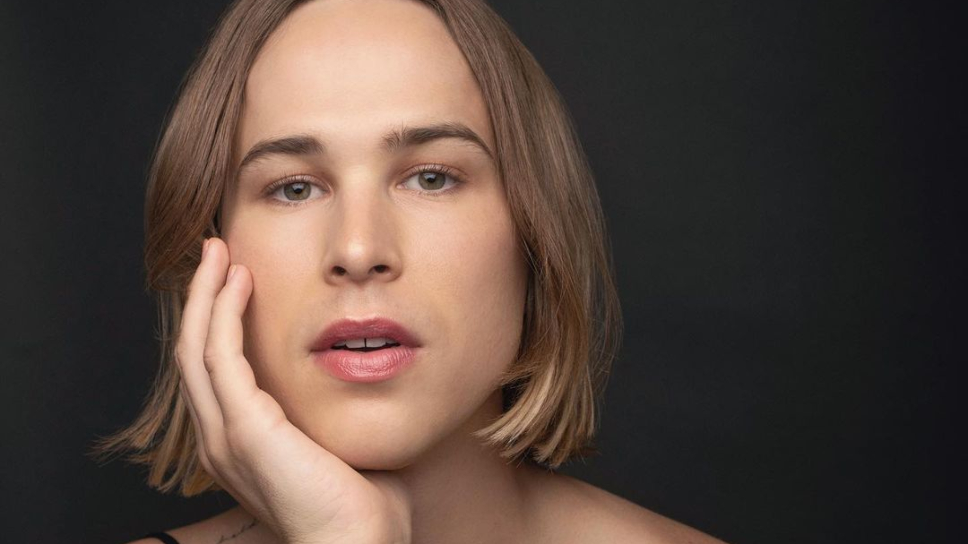 Atriz de ’13 Reasons Why’ se assume como uma mulher trans
