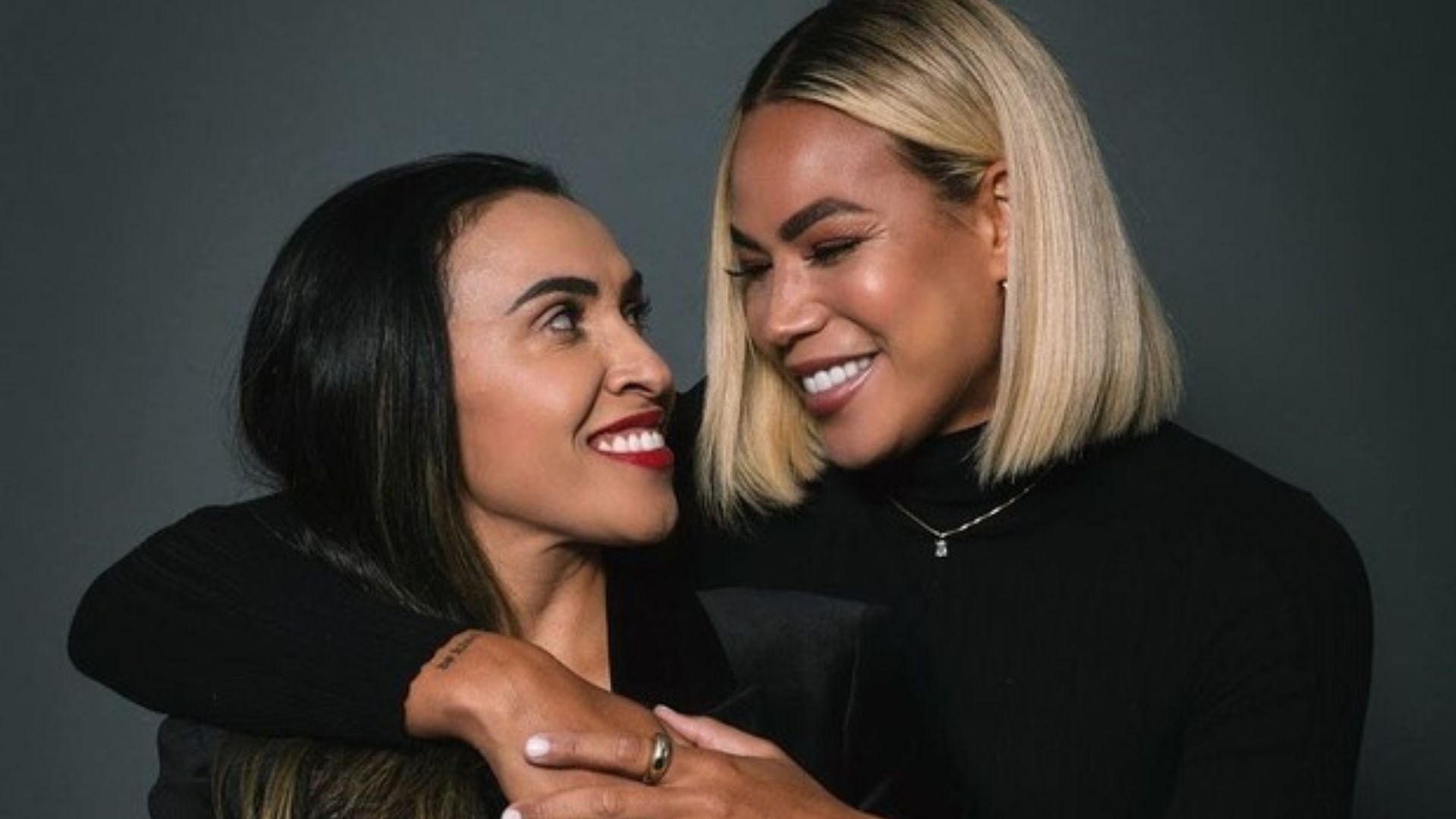 Jogadora Marta Silva anuncia que está noiva de Toni Deion: “História que estamos escrevendo”