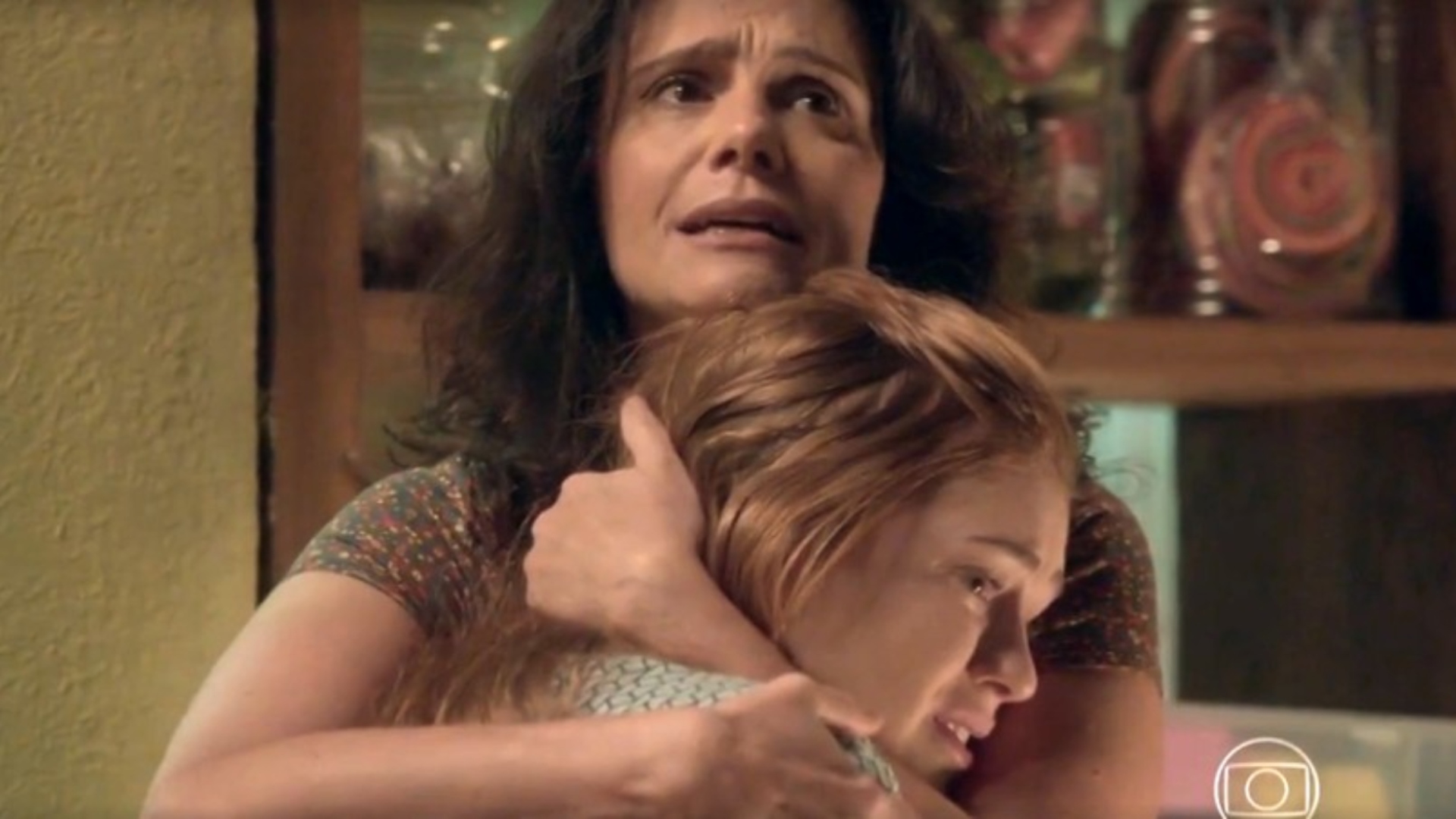Totalmente Demais: Eliza procura Jonatas para romper o namoro, mas acaba chorando nos braços de Rosângela