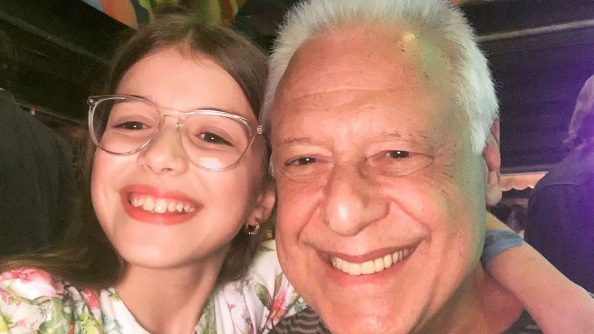 Família fora das telinhas! Antonio Fagundes recebe presente da ‘neta’ Valentina Vieira no ‘Encontro’