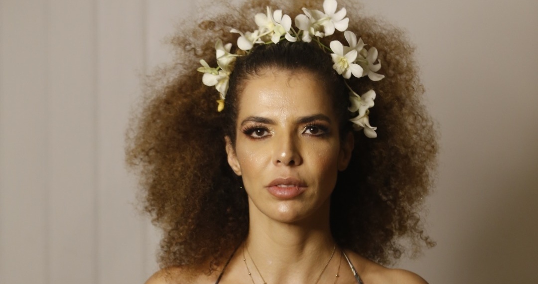 Vanessa da Mata surge em clique raro com barriga de fora e ostenta corpão definido em clima natalino