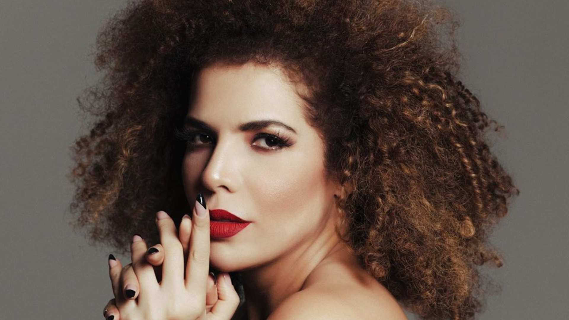 Vanessa da Mata surge em clique raro ao lado de seu filho, Micael, e fãs comentam: “Família linda”