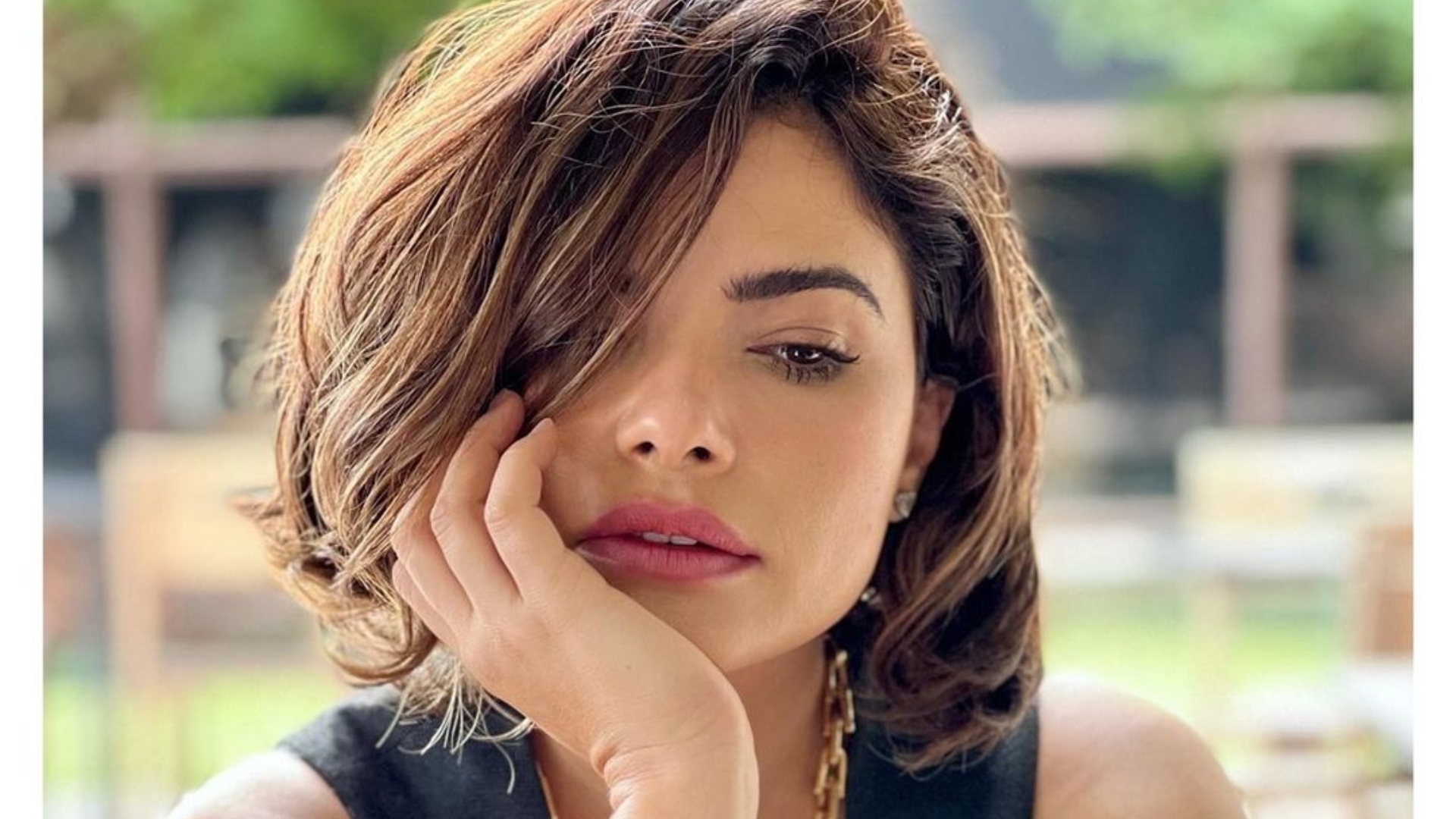 Vanessa Giácomo exibe curvas poderosas com biquíni lilás