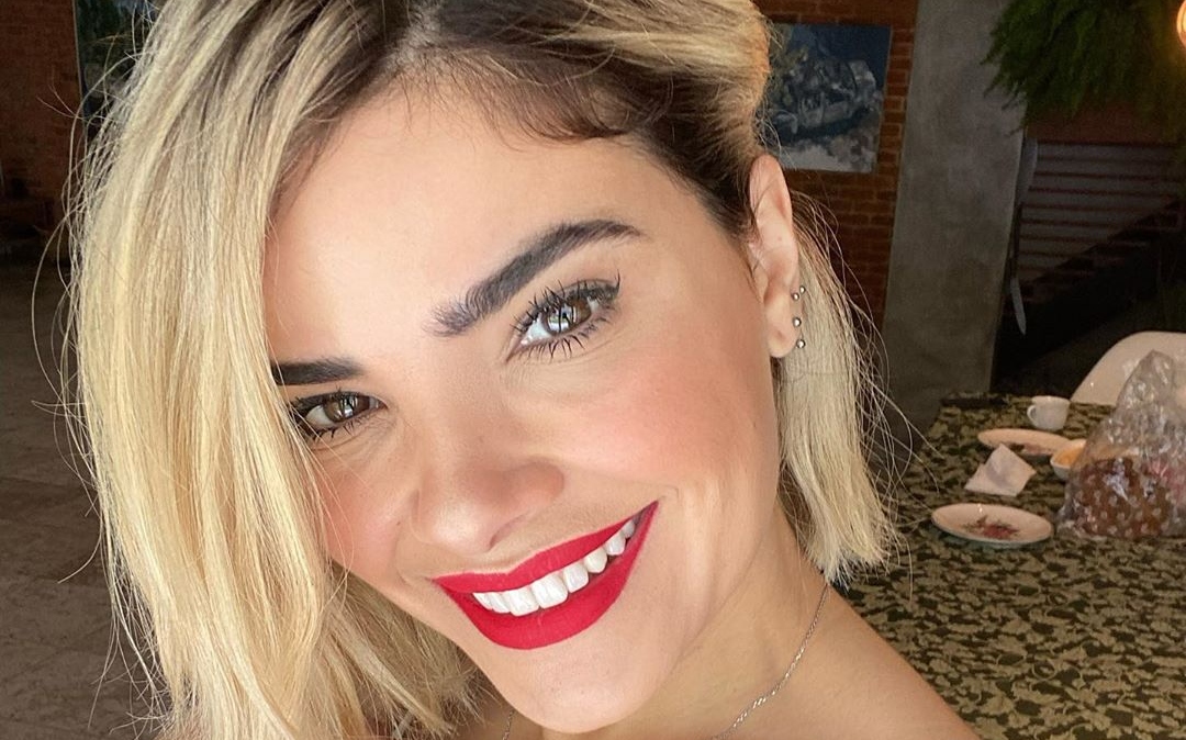 Vanessa Giacomo surge sendo apalpada por várias mãos e leva web à loucura