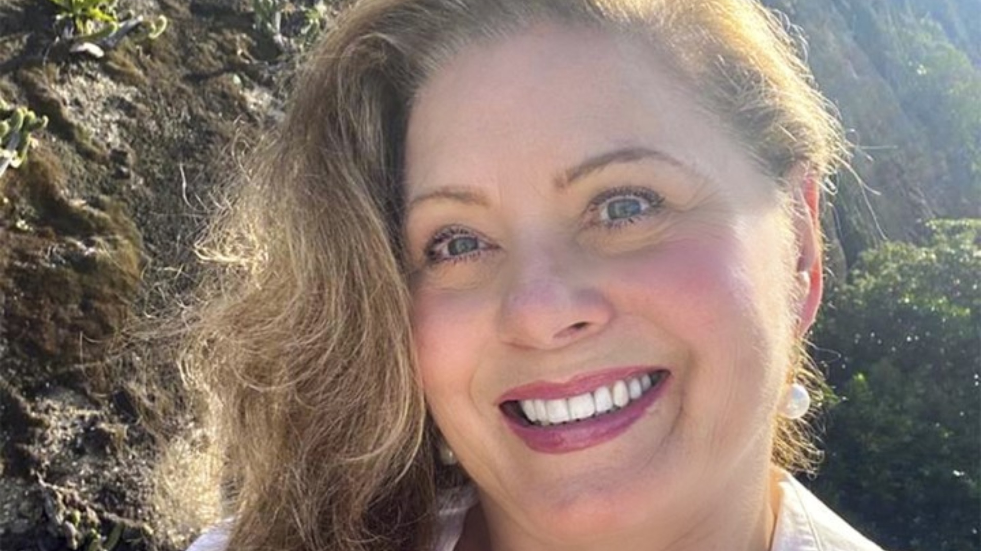 Vera Fischer ostenta corpo sarado em selfie de shortinho