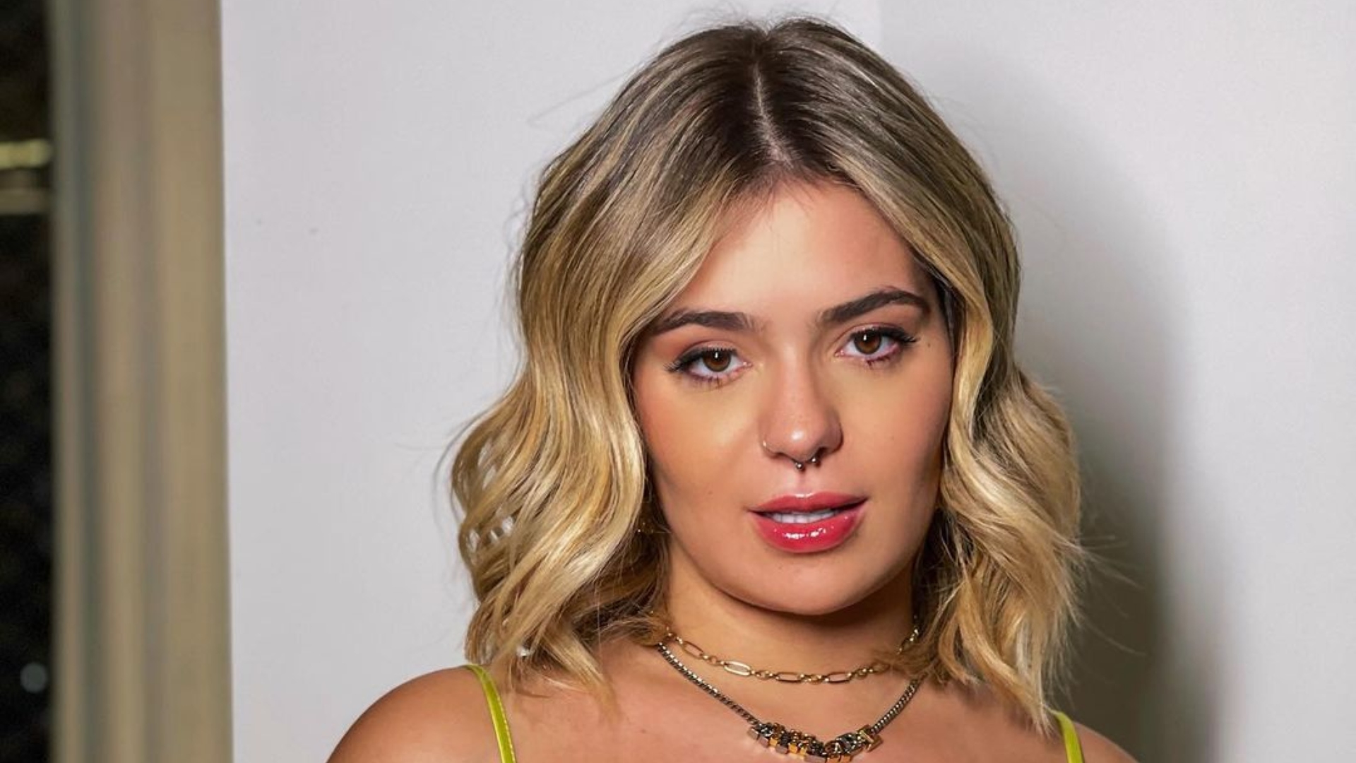 Com look do Brasil, Viih Tube coloca barriguinha para jogo e deixa calcinha totalmente à mostra
