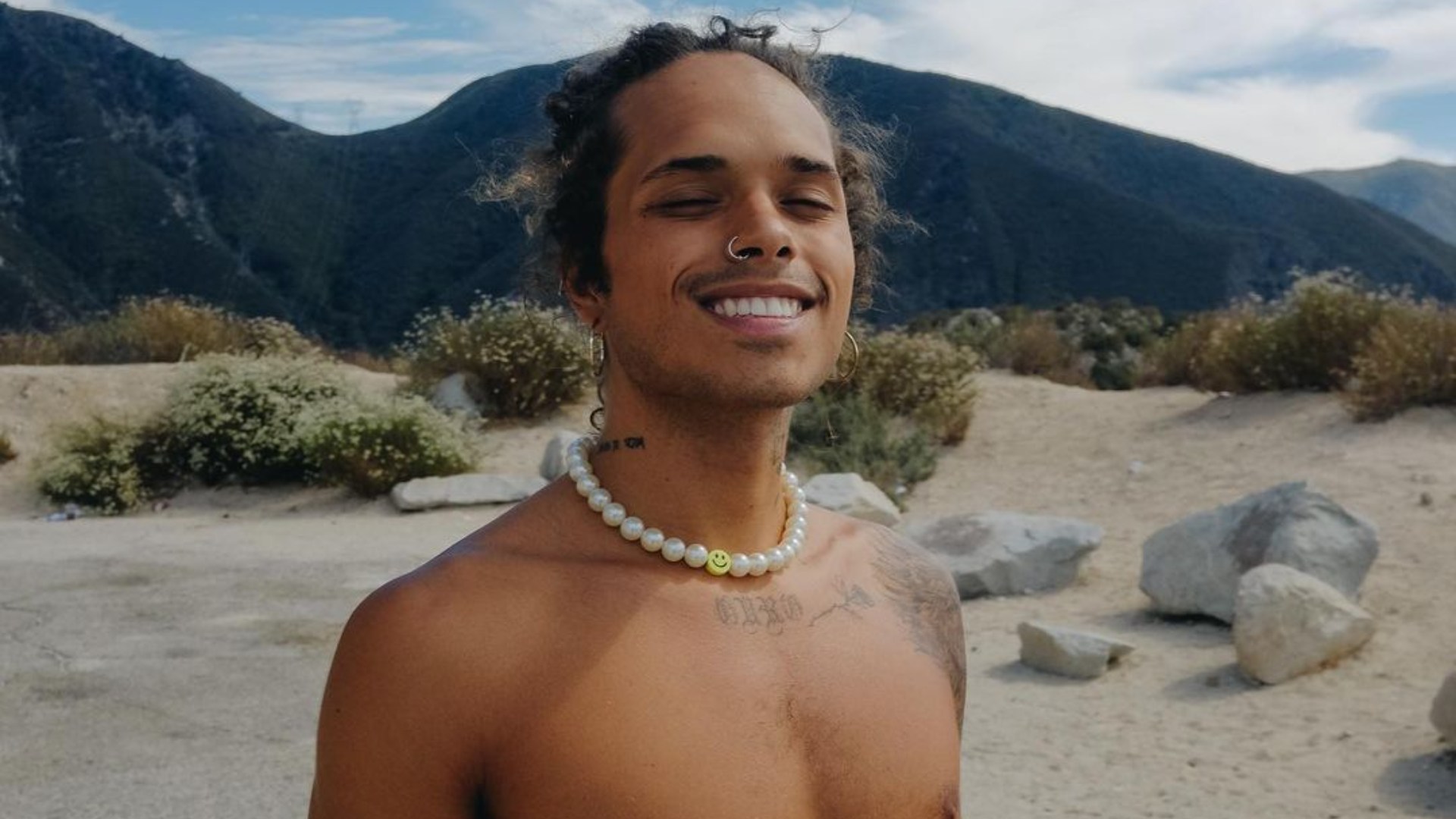 Não é? Vitão faz tatuagem intrigante e causa rebuliço na web
