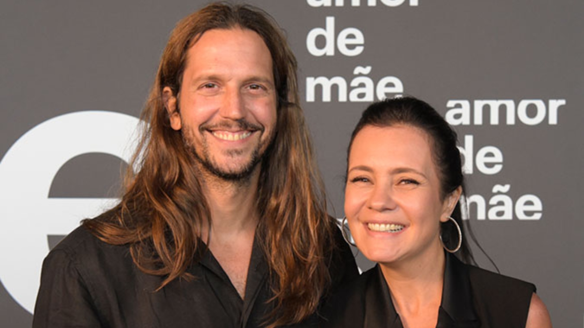 Filho de Vladimir Brichta e Adriana Esteves, Vicente Brichta cria conta em rede social e posa com irmão gato