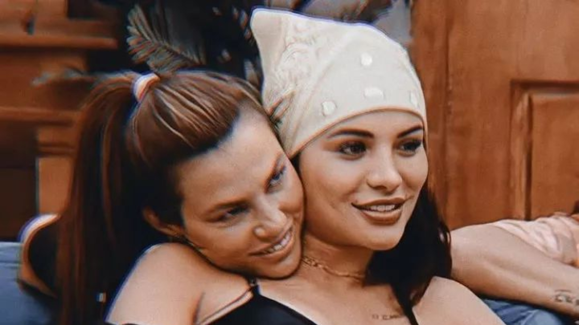 A Fazenda 13: Dayane Mello e Aline Mineiro se beijam durante programa ao vivo