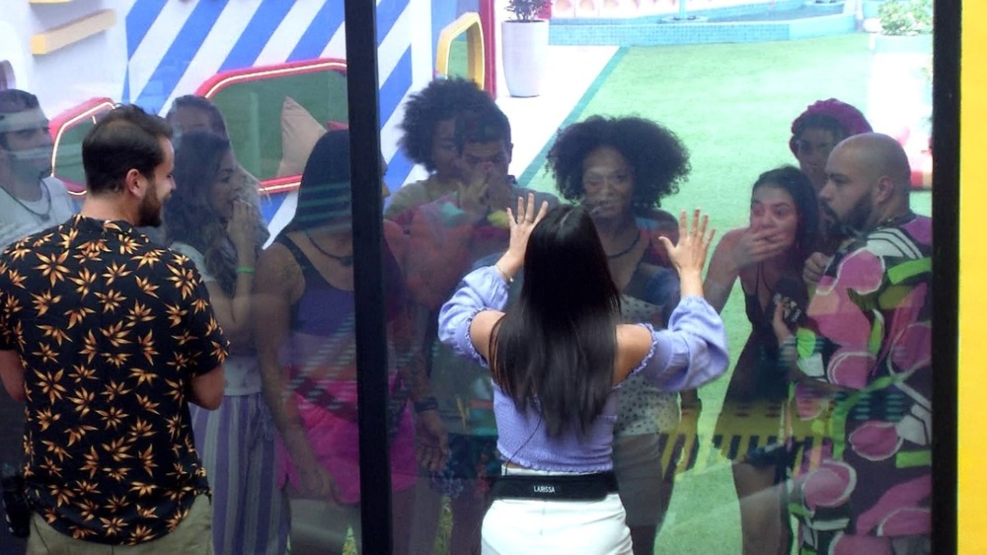 BBB22: Larissa, da Casa de Vidro, manda recado de fora para os brothers