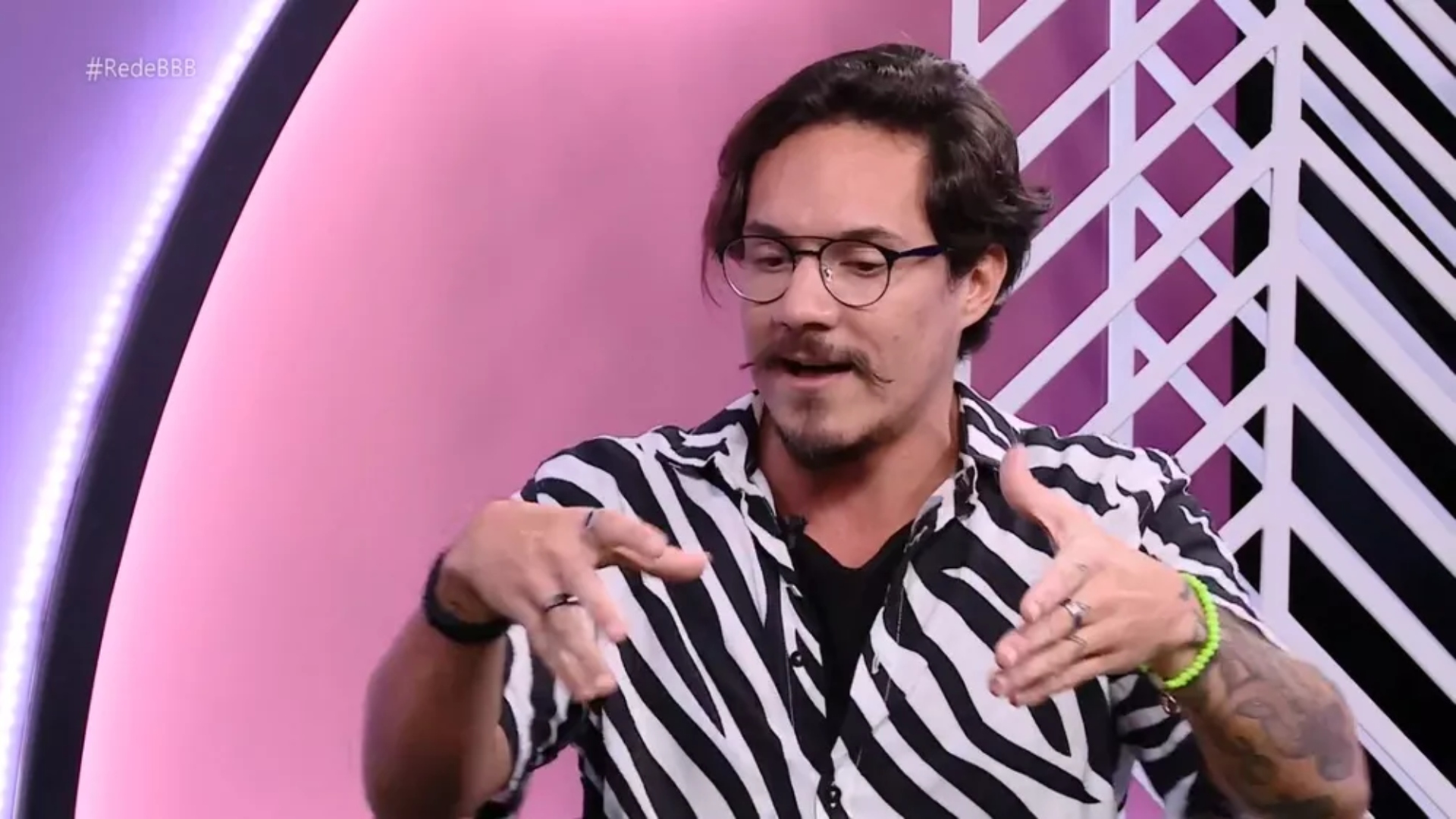 Fora do ‘BBB22’, Eliezer fica chocado com a gravidez de Natália