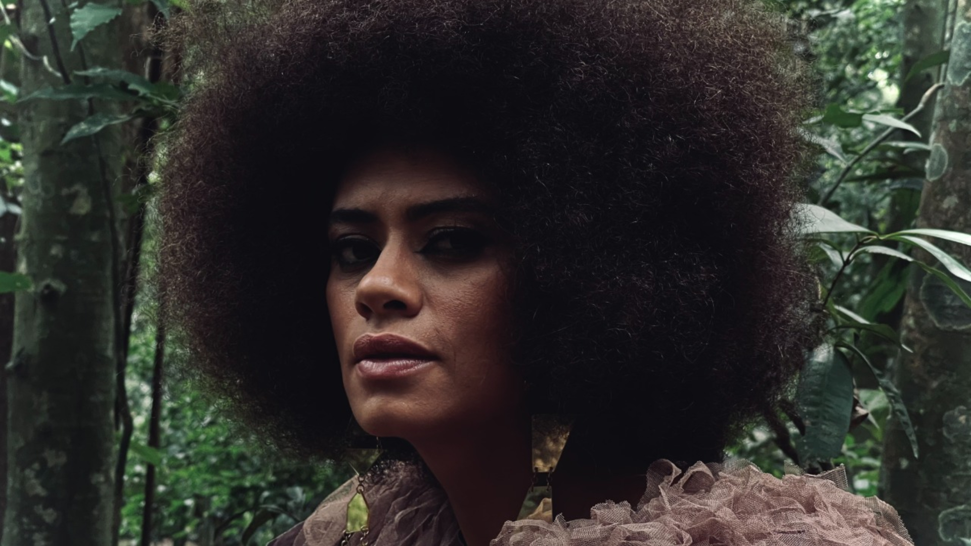 Ana Flávia Cavalcanti conta batalhas desde a infância e desafios para entrar no mundo da atuação: “A arte nos dá voz para mudar o mundo e é capaz de nos salvar”