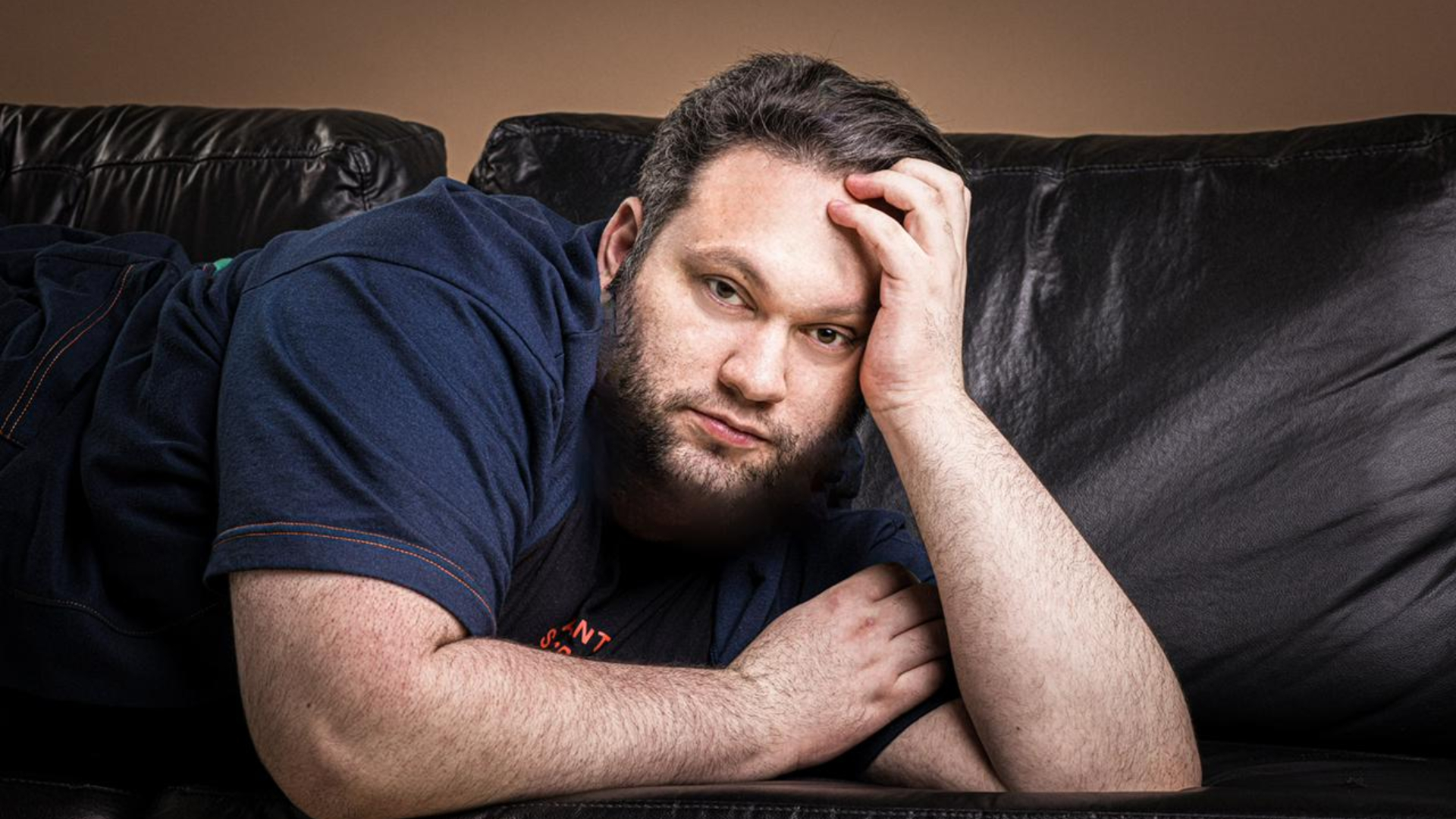 “A mídia ainda vende o gay como palhaço caricato”, aponta diretor artístico Ale Monteiro