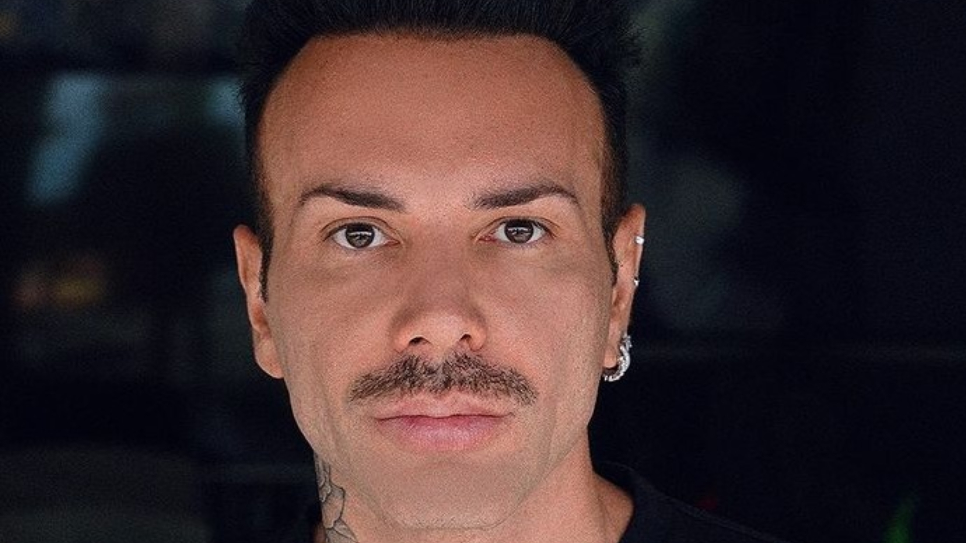 Matheus Mazzafera promove debate político sobre adoção e LGBTfobia