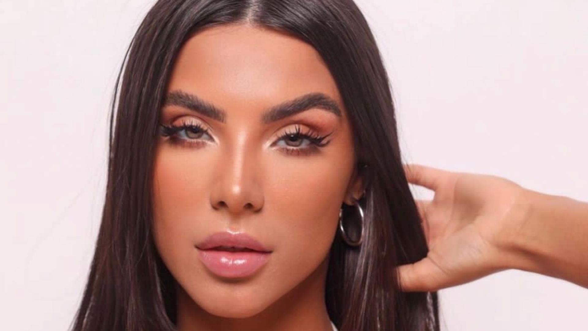 Gabriela Versiani dá show de beleza com biquínis coloridos