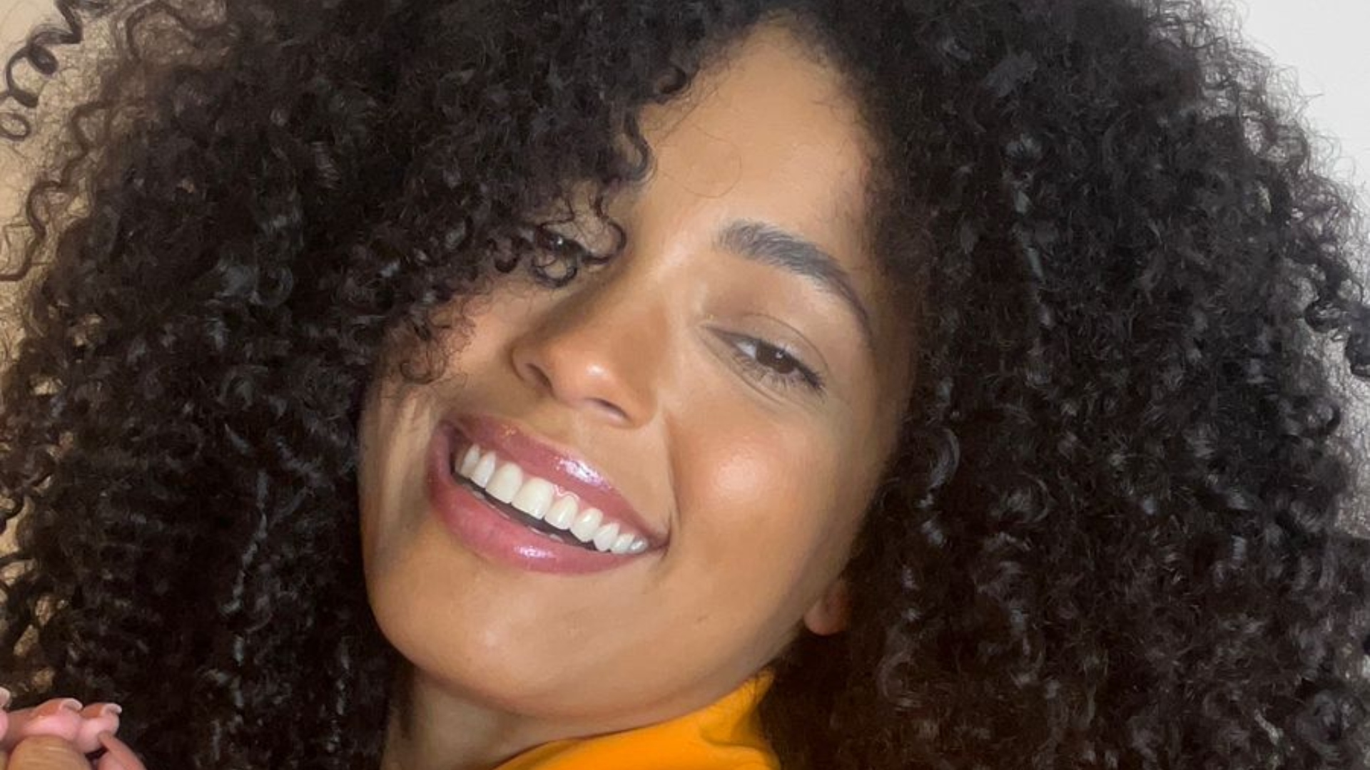 Influenciadora Nathalia Gibson dá 5 dicas para fazer a finalização perfeita dos cachos