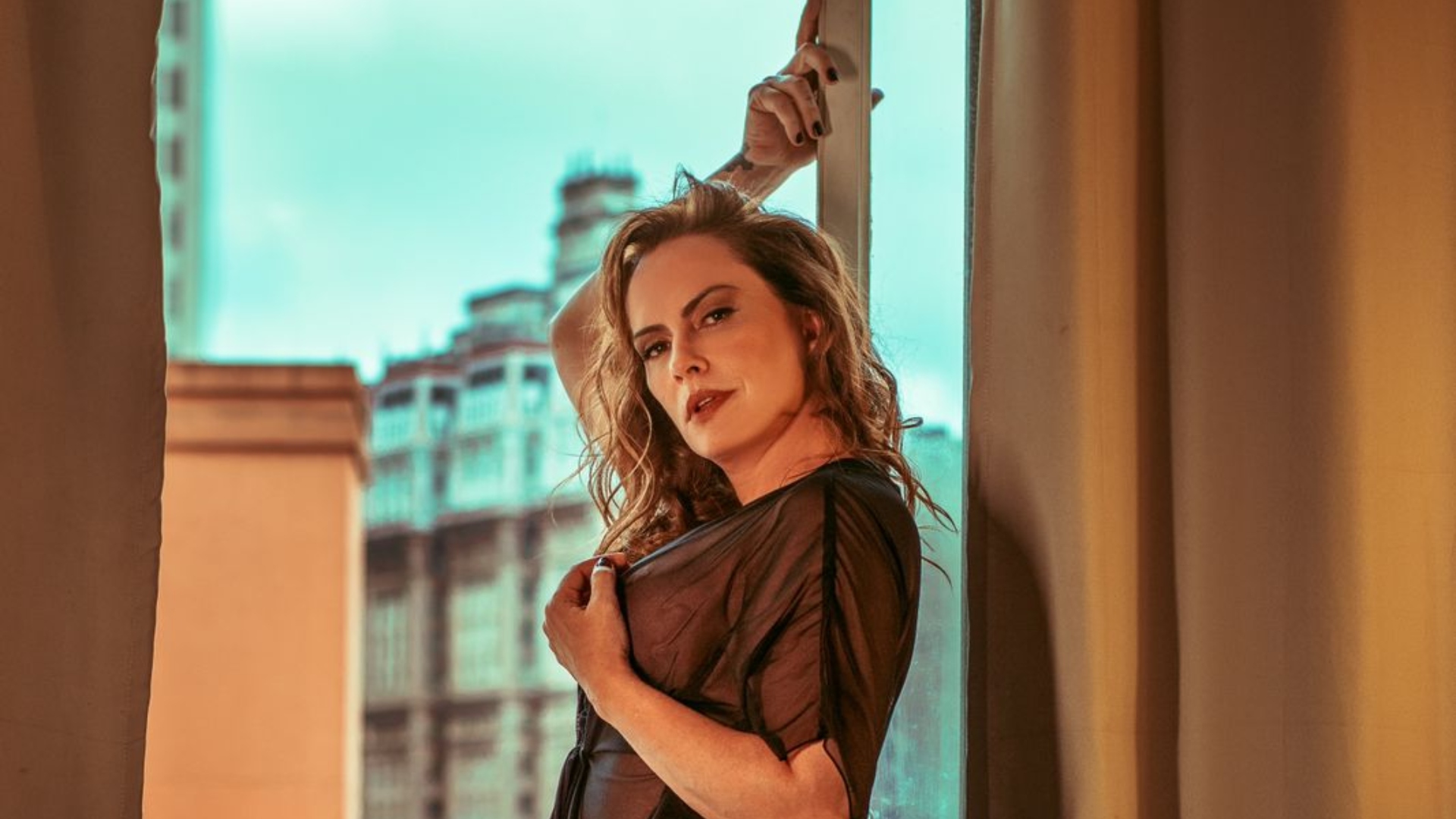 Núbia Oliiver posa completamente nua e exibe bumbum empinado