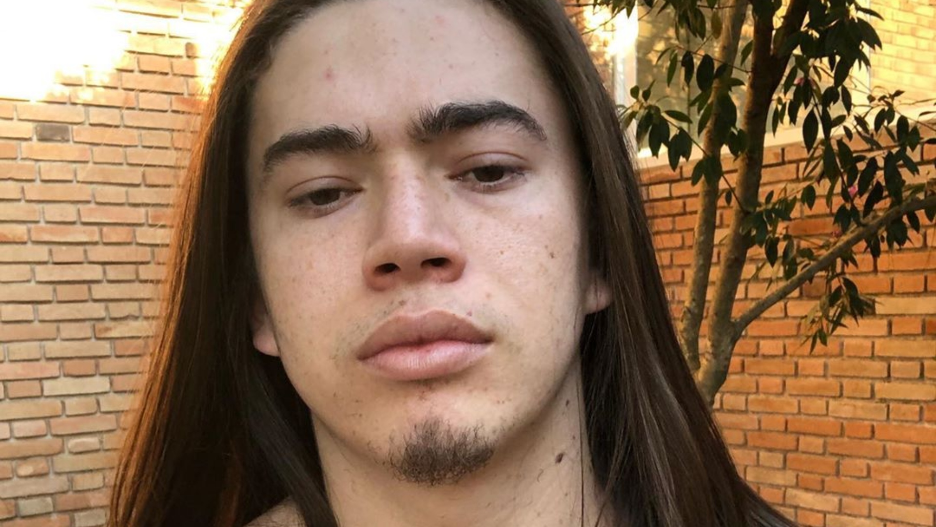 Bem natural! Whindersson Nunes dispensa roupas e coloca bumbum para jogo para divulgar novo trabalho