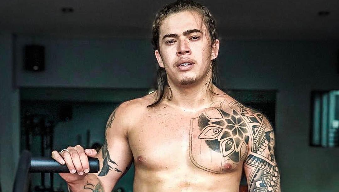 Whindersson Nunes surge de pantufas para arrumar motor de aeronave