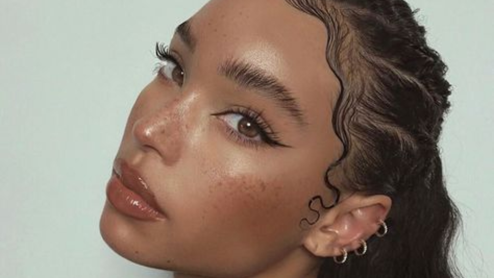 Tá na moda! Aprender a fazer baby hair em 4 passos simples e fáceis