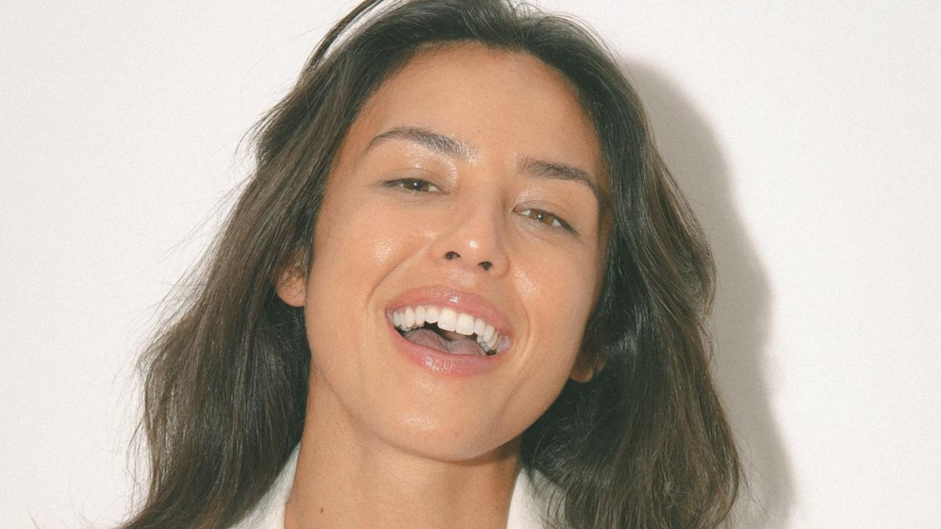 Yanna Lavigne deixa seios à mostra em modelito ousado