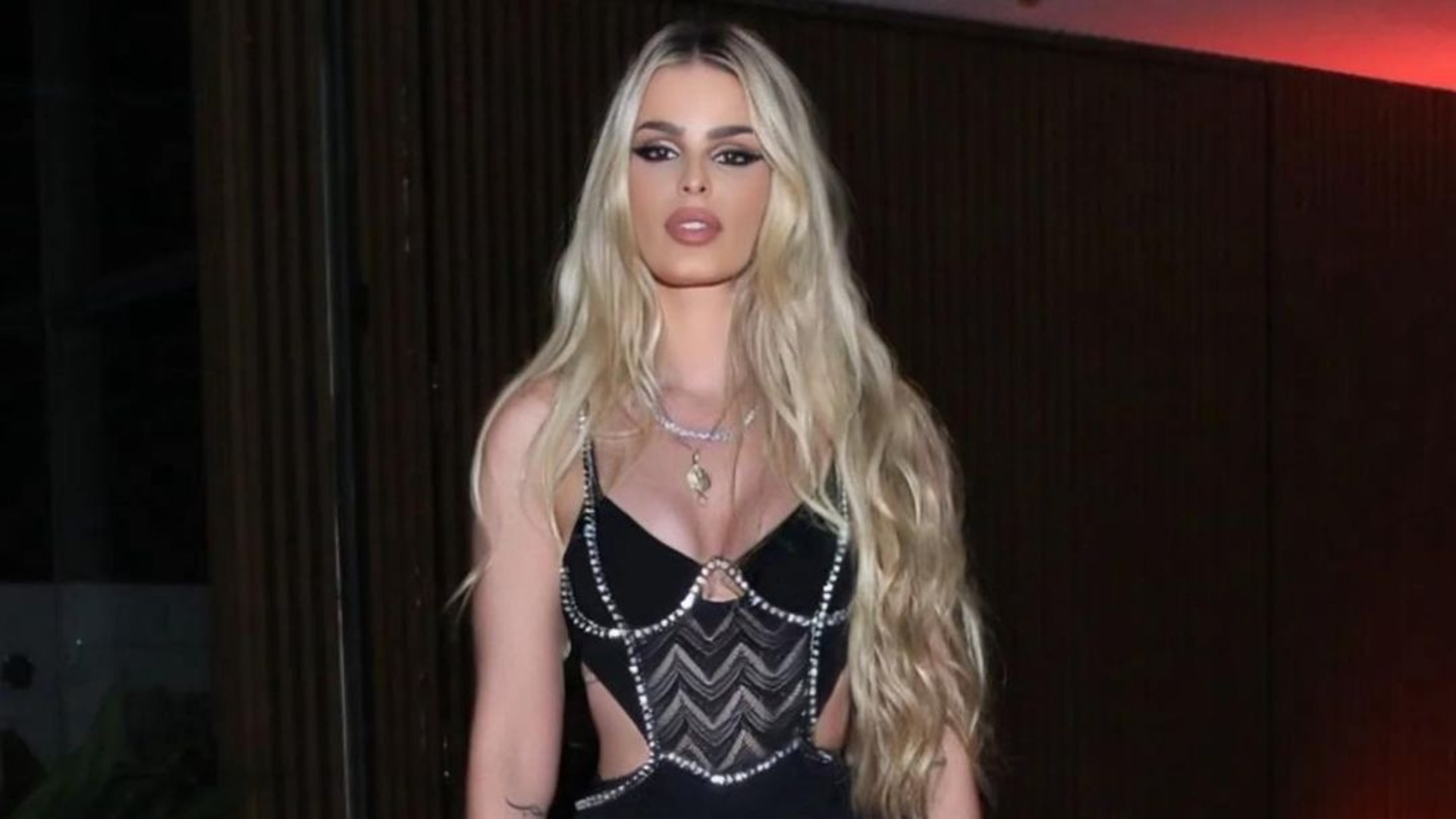 Yasmin Brunet usa vestido com fenda ousada