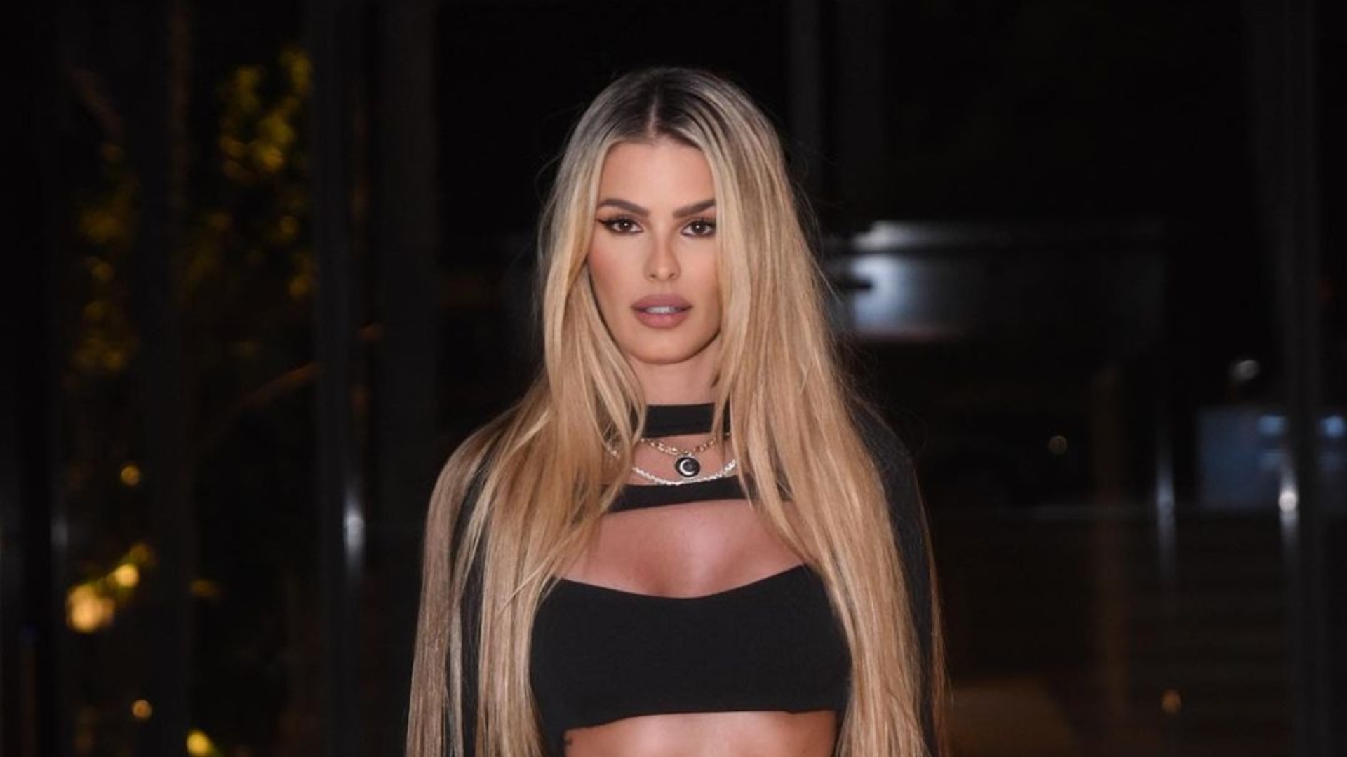 Yasmin Brunet abusa na transparência e deixa lingerie à mostra