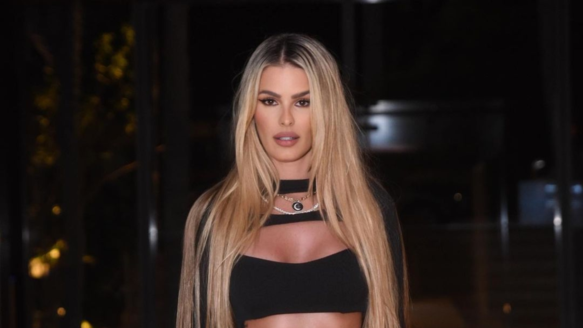 De biquíni, Yasmin Brunet apalpa bumbum e sensualiza