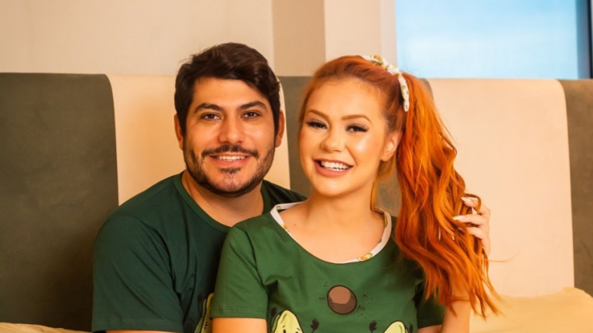 JUNTOS! Nas Maldivas, Mirela Janis e Yugnir se beijam e selam volta do relacionamento