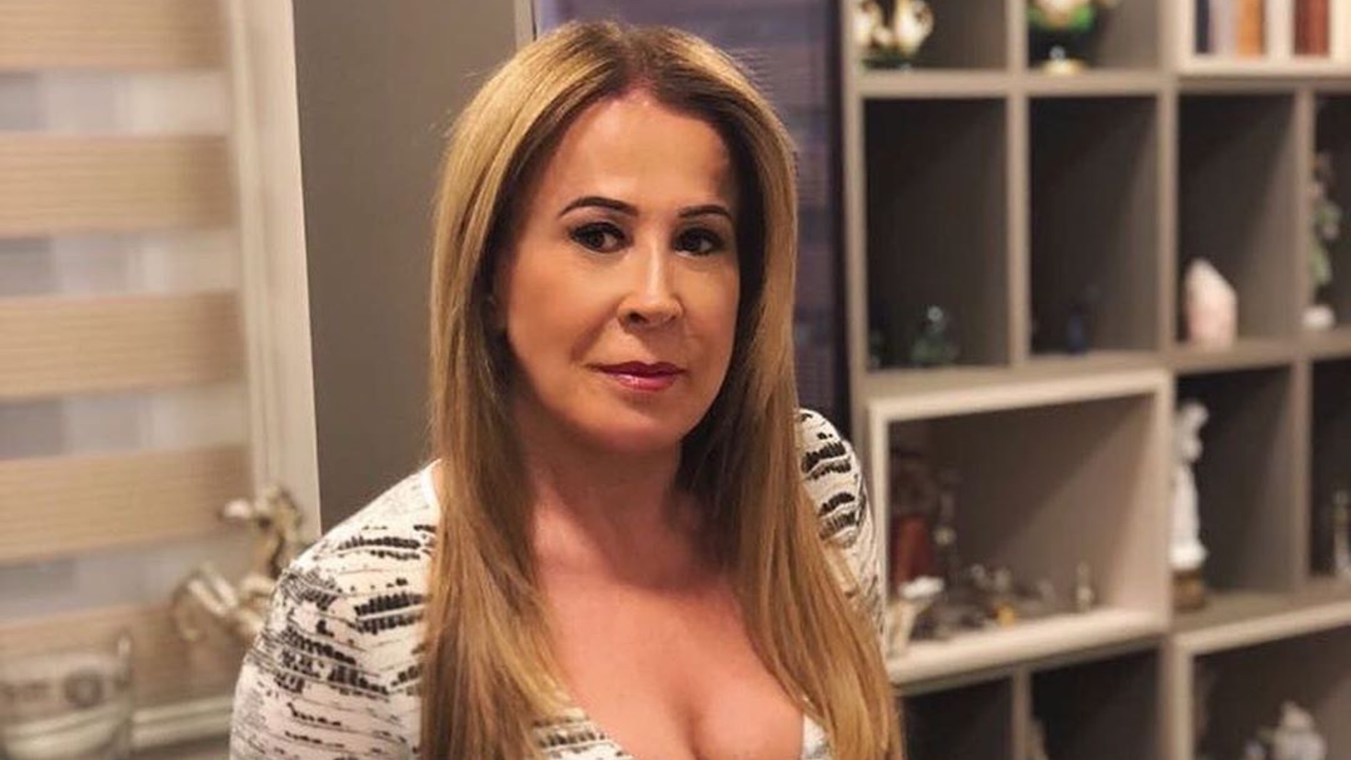 Sexy sem ser vulgar! Zilu Camargo deixa à mostra tatuagem que fica entre seus seios